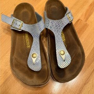 BIRKENSTOCK Gizeh sandals - Size EU 39, US 8-8.5 - blue / mermaid / scale print